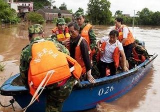 中国、南部の豪雨による死者が90人に