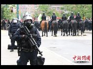 G20(主要20カ国・地域首脳会合)がカナダのトロントで開催される期間中に、G20の開催に反対する一部の団体は、大規模な抗議デモを行っている。この会合の安全を確保するため、多くの警官や警備員が配備されている。 ｢中国網日本語版(チャイナネット)｣　2010年6月27日