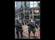 G20(主要20カ国・地域首脳会合)がカナダのトロントで開催される期間中に、G20の開催に反対する一部の団体は、大規模な抗議デモを行っている。この会合の安全を確保するため、多くの警官や警備員が配備されている。 ｢中国網日本語版(チャイナネット)｣　2010年6月27日