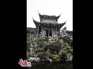 　胡雪岩の旧居は杭州市河坊街、大井巷歴史文化保護区の東部にある元宝街に位置する。中国の伝統的建築の特徴と西洋の建築スタイルを併せ持った邸宅で、建物から室内の家具まですべてが豪華で、清末期の中国人豪商のもっとも大きな豪邸と呼ばれている。