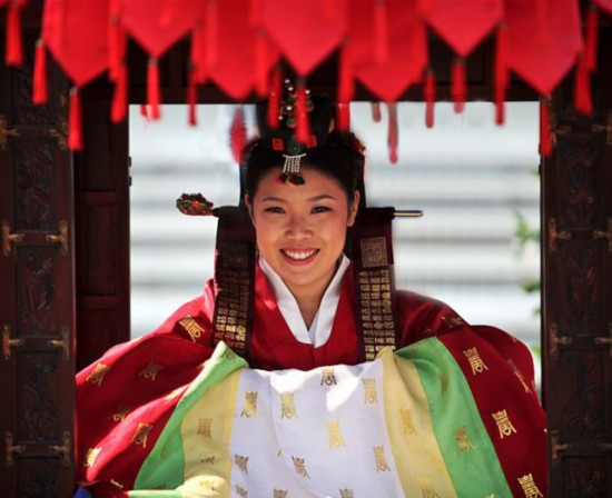韓国の伝統的な結婚式でのきれいな花嫁さん