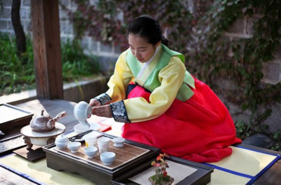 民俗村で茶道を披露する女の子