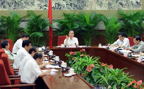 中国国務院の温家宝総理は28日と29日に経済情勢座談会を開き、経済専門家と企業界関係者の意見や提案を聴取した。