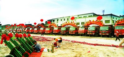 各界の注目を集めている萬家麗國際ビジネスセンターの建設プロジェクトは7月3日、半年間の地ならしなどの前期作業を終え、本格的な著工に入ることを意味する定礎式が長沙市で行われた。