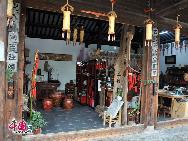 烏鎮は江南の四大有名鎮の1つで、6000年余りの歴史を持つ古い町である。烏鎮は典型的な江南水郷で、「魚米の郷、絹織物の府」と呼ばれる。