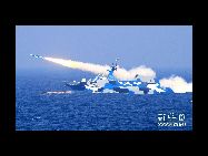 中国海軍東海艦隊は7月初め、数十隻の艦艇と十数機の戦闘機からなる大型の海・空軍編隊を結成し、東中国海のある海域で恒例の実弾演習を開始した。　写真は演習中、海上の目標物を狙いミサイルを発射する新型ミサイル艦艇　　｢中国網日本語版(チャイナネット)｣　2010年7月7日