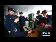 海上の作戦状況を真剣に分析する海軍の士官たち　　｢中国網日本語版(チャイナネット)｣　2010年7月7日