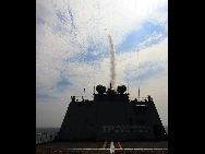 中国海軍東海艦隊は7月初め、数十隻の艦艇と十数機の戦闘機からなる大型の海・空軍編隊を結成し、東中国海のある海域で恒例の実弾演習を開始した。　　｢中国網日本語版(チャイナネット)｣　2010年7月8日  