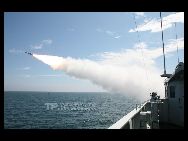 中国海軍東海艦隊は7月初め、数十隻の艦艇と十数機の戦闘機からなる大型の海・空軍編隊を結成し、東中国海のある海域で恒例の実弾演習を開始した。　　｢中国網日本語版(チャイナネット)｣　2010年7月8日 