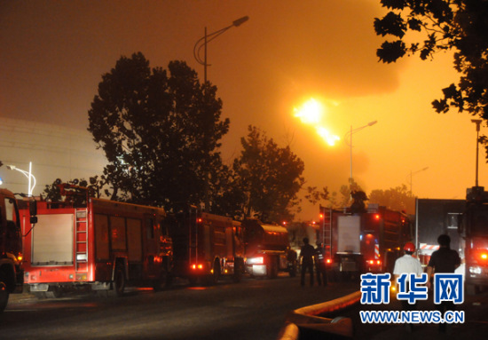 遼寧省大連市で石油パイプライン爆発　火災続く