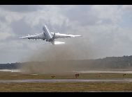 最新の航空機を集めた世界最大規模の航空ショーであるイギリスのファンボロー国際航空ショー(FIA)が19日に開幕し、世界各国の名機が登場し、素晴しい飛行ショーを披露した。 ｢中国網日本語版(チャイナネット)｣　2010年7月20日