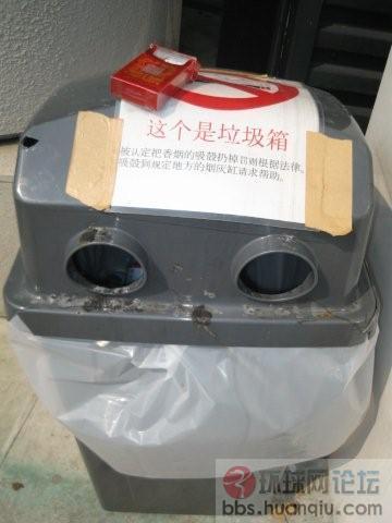 注意書きが貼られた空き缶専用のゴミ箱