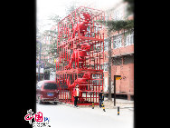 北京「798芸術区」は、大山子芸術区、大山子798工場芸術区とも呼ばれる。この名前は、電子工業の旧国営工場の名称からついた。また「798」は、この芸術区による一種の文化概念、及び新しい住居スタイル「LOFT」や仕事のスタイルも表している。