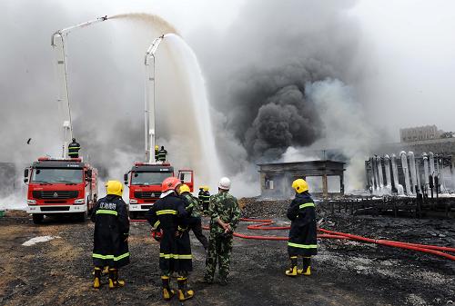 大連新港石油パイプライン爆発、原因は作業ミス