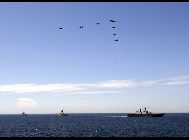 朝鮮半島東部海域（日本海）での米韓合同軍事演習が2日目を迎えた26日、米韓連合司令部と合同参謀本部は、米原子力空母｢ジョージ･ワシントン｣、アジア最大の揚陸艦「独島艦」、韓国の新型駆逐艦、米韓両国の潜水艦など20隻余りの艦艇が、｢対潜自由攻防戦｣の演習を実施したと発表した。 ｢中国網日本語版(チャイナネット)｣　2010年7月27日