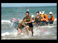 南京軍区某部はこのほど、臨海訓練の実施中に｢戦友に配慮し、病人を気遣う｣などの一連の活動を行い、将兵たちの打ち解けた関係を築き、炎暑でいらだつ兵士たちを落ち着かせた。 ｢中国網日本語版(チャイナネット)｣　2001年7月28日