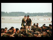 南京軍区某部はこのほど、臨海訓練の実施中に｢戦友に配慮し、病人を気遣う｣などの一連の活動を行い、将兵たちの打ち解けた関係を築き、炎暑でいらだつ兵士たちを落ち着かせた。 ｢中国網日本語版(チャイナネット)｣　2001年7月28日