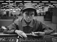 工場で働く労働者の王凡さん（2003年）