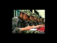 済南軍区の防空部隊は3日から、山東省と河南省の広い地域で大規模な軍事演習｢前衛―2010｣を実施している。5日間にわたる今回の演習には、偵察機や戦闘機、ヘリコプター、無人機など7種類の航空機と、1万2000人の兵士が参加している。 ｢中国網日本語版(チャイナネット)｣　2010年8月5日