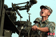 済南軍区の防空部隊は3日から、山東省と河南省の広い地域で大規模な軍事演習｢前衛―2010｣を実施している。5日間にわたる今回の演習には、偵察機や戦闘機、ヘリコプター、無人機など7種類の航空機と、1万2000人の兵士が参加している。  ｢中国網日本語版(チャイナネット)｣　2010年8月6日