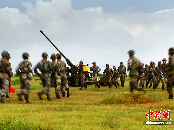 済南軍区の防空部隊は3日から、山東省と河南省の広い地域で大規模な軍事演習｢前衛―2010｣を実施している。5日間にわたる今回の演習には、偵察機や戦闘機、ヘリコプター、無人機など7種類の航空機と、1万2000人の兵士が参加している。  ｢中国網日本語版(チャイナネット)｣　2010年8月6日
