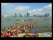 浙江省の杭州市では7日、第12回｢西湖博覧会―銭塘江を横断する｣イベントが開催され、中国、ドイツ、米国、韓国など数カ国の水泳愛好者約1200人が参加した。 ｢中国網日本語版(チャイナネット)｣　2010年8月8日