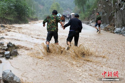 8月12日，甘肅省天水、隴南等地連遭暴雨襲擊，316國道沿線大山壩、麻沿鄉(xiāng)、篩子壩等多處通訊光纜被山洪沖斷，公路40余處出現(xiàn)滑坡、泥石流，通信、交通、電力中斷。目前，工程搶險隊正加緊搶修。中新社發(fā) 陳文 攝