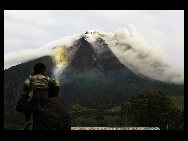 インドネシアのシナブン山が8月30日に再び噴火した。噴火は15分間続き、黒煙や火山灰が上空2000メートル以上に舞い上がった。