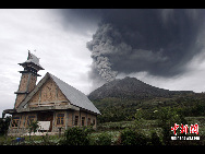 インドネシアのシナブン山が8月30日に再び噴火した。噴火は15分間続き、黒煙や火山灰が上空2000メートル以上に舞い上がった。