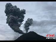 噴火の規模は29日より大きく、空中には硫黃の臭いがたち込めた。