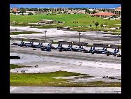 グアム米軍基地の戦闘機群