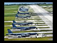 グアム米軍基地の戦闘機群