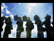 標高3800メートルの高原訓練場で訓練する特種偵察兵は、｢解放軍のエリート｣と呼ばれているが、優れた偵察兵になる道は決して平坦ではない。初秋の頃、四川省西部の川西高原にある成都軍区某部の野戦訓練場には、各種の極限に挑戦する偵察分隊の兵士たちがやって来た。 ｢中国網日本語版(チャイナネット)｣　2010年9月3日