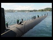 米海軍最先鋭のバージニア級攻撃型原子力潜水艦「ハワイ」が3日、日本の横須賀米軍基地に寄港した。バージニア級原潜がアジア周辺海域に入るのはこれが初めてで、今回は半年間にわたりアジア地域に滞在し、米海軍第7艦隊の指揮の下、グアム米軍基地や駐日米軍基地を補給拠点に関連任務を執行するという。 ｢中国網日本語版(チャイナネット)｣　2010年9月6日