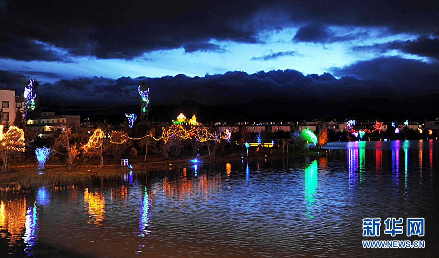 香格里拉湖畔夜景