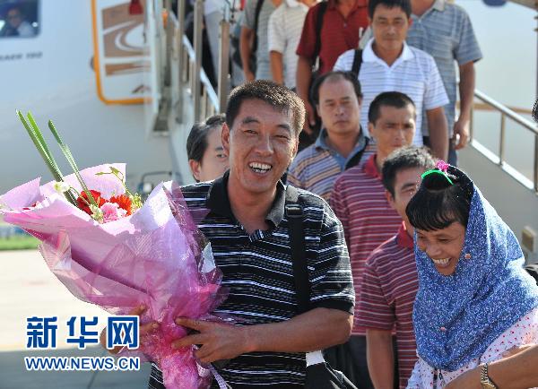 中国人渔民14人が帰国 渔民「拘留は违法」