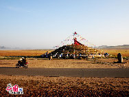 「木蘭の猟場」は中国清朝王室の猟場で、河北省東北部にあり内モンゴルの草原と接する。昔から水草が豊かで美しく、動物たちの生息地である。