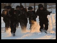 中国のテロ対策部隊「雪豹突撃隊」は、もともと「雪狼突撃隊」と呼ばれていたが、国際慣例に従い、胡錦涛･中央軍事委員会主席の批准のもとで、「雪豹突撃隊」に改名された。「雪豹突撃隊」は、中国武装警察の最精鋭部隊であり、中国のテロ対策｢国家チーム｣と称されている。写真は「雪豹突撃隊」の訓練様子。 ｢中国網日本語版(チャイナネット)｣　2010年9月16日