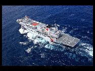 中国が独自に建造した世界初1万トンクラスの医療船｢平和方舟｣号は15日、5300海里以上の安全航行を経て、アテン湾海域に到着し、中国海軍第6陣航行護衛編隊の将兵たちに、全面的な医療サービスを提供している。同医療船は8月31日に浙江省舟山市を出航し、ジブチ、ケニアなど5カ国で巡回診療や医療サービスを提供した。 ｢中国網日本語版(チャイナネット)｣　2010年9月16日