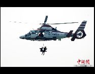｢2010年海峡両岸の海上合同捜索救援演習｣が16日、福建省の厦門(アモイ)、金門近くの海域で実施された。大陸部と台湾の捜索救援隊員400人余りが参加し、14隻の捜索・救援船、3機の救援機が派遣された。海上直航便が開通してから、海峡両岸の海上救援部隊が大規模な陸海空捜索救援演習を行うのはこれが初めてとなる。 ｢中国網日本語版(チャイナネット)｣ 2010年9月16日