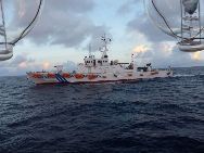 日本海上保安庁巡視船に追い払われる中国の釣魚島防衛船