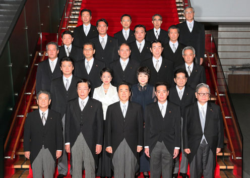 　　9月17日晚，在首相官邸结束首次内阁会议后，日本首相菅直人（前排中央）和新内阁成员拍照留念。（图片来源：日本首相官邸）