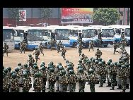 爽やかな秋の初め、北京武装警察総隊は、北京郊外のある訓練場で技量を披露し、軍事訓練を強化した。訓練中、武装警察らは目的に合わせて戦術的な課題を決め、実景や実戦を想定した訓練を強化し、突発事件への対応能力を効果的に高めた。 ｢中国網日本語版(チャイナネット)｣　2010年9月20日