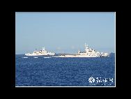 中国の漁政船が釣魚島まで23海里の海域に到着すると、日本海上保安庁の3000トン級巡視船｢PLH06｣と1000トン級巡視船｢PL64｣が近づいてきた