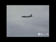 上空で旋回し中国の漁政船をかき乱す日本海上保安の航空機｢P-3C｣