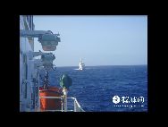 無線を通じて中国語で中国の漁政船｢202｣に警告する日本海上保安庁の巡視船｢PL64｣