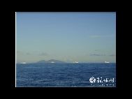 中国の漁政船2隻は13日、釣魚島から12.8海里離れた海域で、いわゆる｢警戒線｣に並んだ日本海上保安庁の7隻の巡視船に遮られ、日本海上保安庁と対峙した。