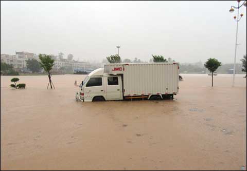 海南省、50年ぶりの豪雨に見舞われる　被害が深刻