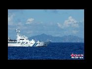 中国の漁政船と釣魚島の間を遮る日本の巡視船