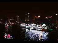 広州の珠江は香港のビクトリア・ハーバーに負けないほど美しい夜景で、見る人を魅了しうっとりさせる。 「中国網日本語版（チャイナネット）」2010年10月19日
